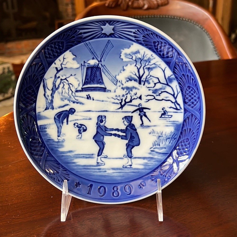 Royal Copenhagen Blue & White Annual Christmas Plate - 1989